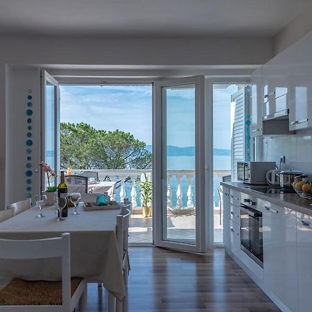 Apartment Bor - On The Beach Malinska Eksteriør billede