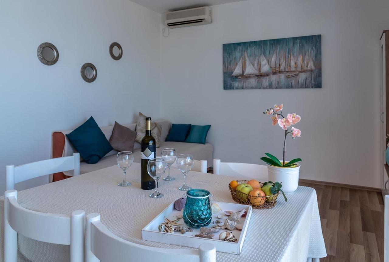 Apartment Bor - On The Beach Malinska Eksteriør billede